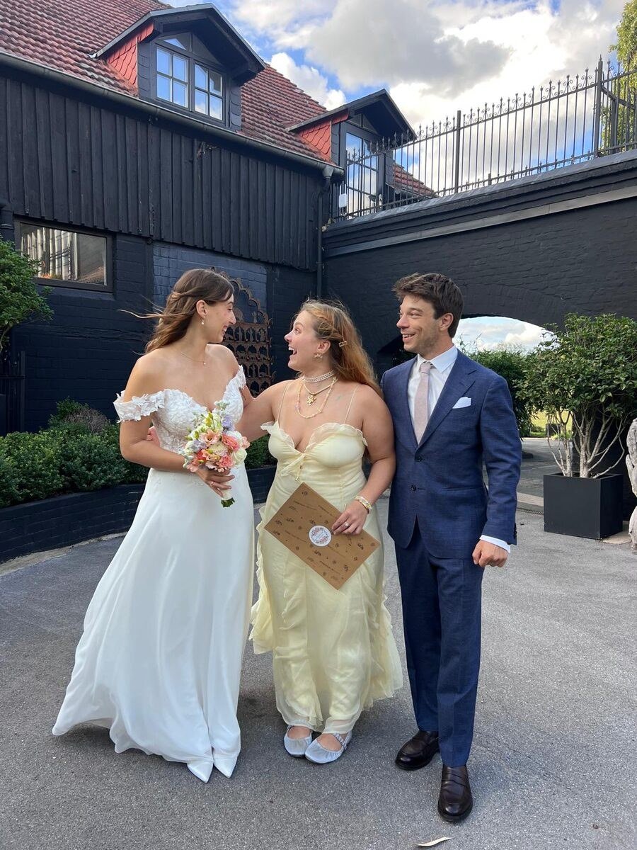 Laura Violetta Lex mit dem Hochzeitspaar im Gut Knittkuhle in Düsseldorf