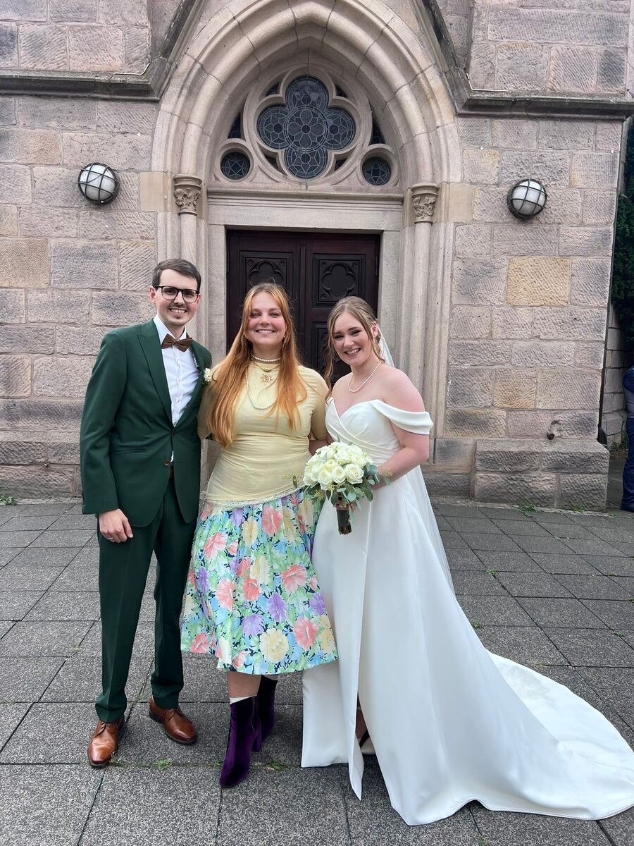 Laura Violetta Lex mit dem Hochzeitspaar nach der Trauung in Hagen-Hohenlimburg
